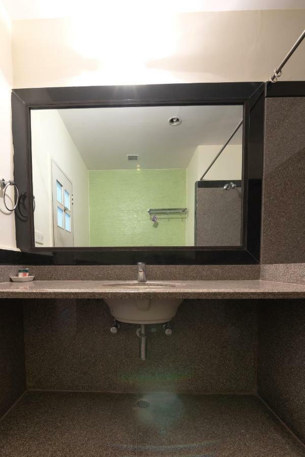 Oyo 345 Hotel Red Mount Aquilla Bengaluru Kültér fotó